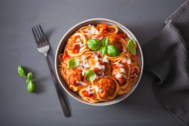 köfte ve domates sosu, İtalyan makarna spagetti