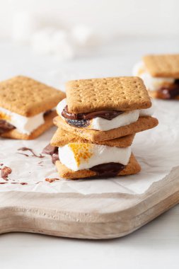 ev yapımı lokum şekerleme kraker çikolata ile