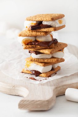 ev yapımı lokum şekerleme kraker çikolata ile