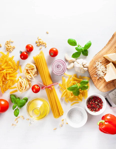 イタリア料理フラットのための原料を置く パスタ スパゲティ ペンネ フジッリ トマト油野菜 — ストック写真