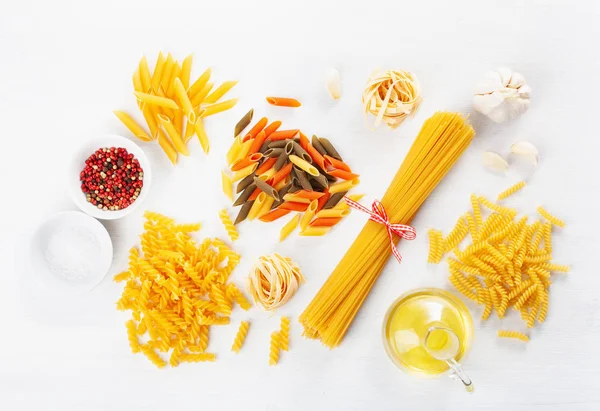 Sortierte Rohe Nudeln Lagen Flach Auf Weiß Spaghetti Fusilli Penne — Stockfoto
