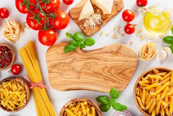イタリア料理フラットのための原料を置く パスタ スパゲティ ペンネ フジッリ トマト油野菜 — ストック写真