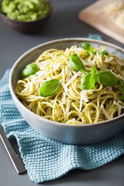 Makaron Spaghetti Sosem Pesto Awokado Bazylia — Zdjęcie stockowe