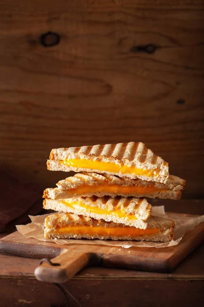 素朴な茶色の背景にグリルド チーズ サンドイッチ — ストック写真