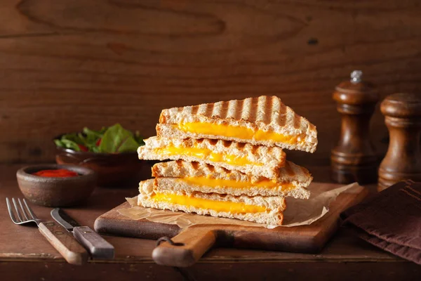 Sándwich Queso Parrilla Sobre Fondo Marrón Rústico — Foto de Stock