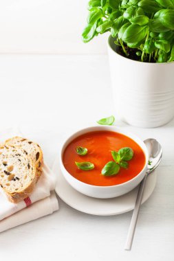 domates çorbası üzerinde beyaz backgorund