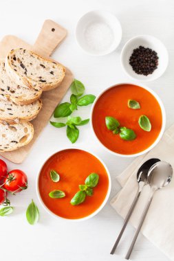 domates çorbası düz beyaz backgorund üzerinde yatıyordu