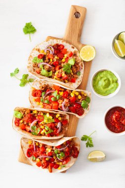 Meksika sığır eti ve domuz tacos salsa, guacamole ve sebze ile