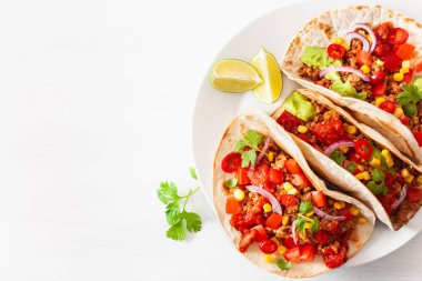 Meksika sığır eti ve domuz tacos salsa, guacamole ve sebze ile