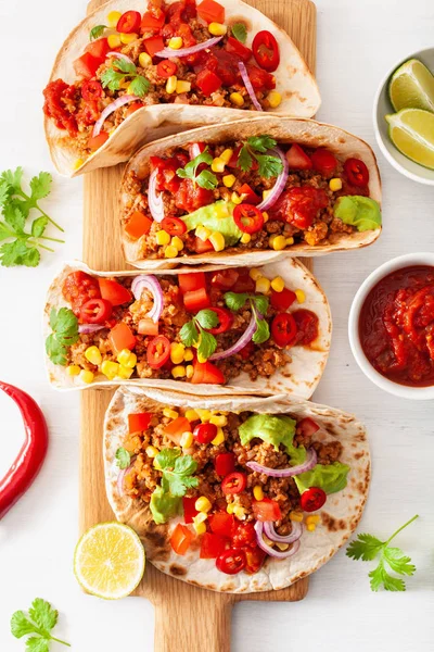Meksikolaista Naudan Sianlihaa Tacoja Salsan Guacamolen Vihannesten Kanssa — kuvapankkivalokuva