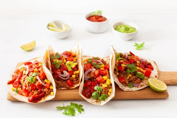 メキシコ産の牛肉 サルサ ワカモレと野菜と豚肉のタコス — ストック写真