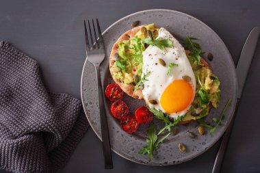 Kahvaltı avokado sandviç kızarmış yumurta ve domates ile