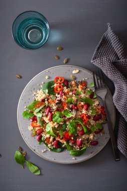sağlıklı bakla ve quinoa salata ile ıspanak, biber
