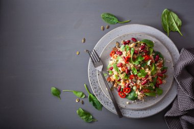 sağlıklı bakla ve quinoa salata ile ıspanak, biber
