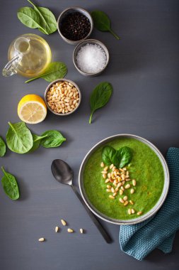 gri zemin üzerine yeşil krem karnabahar ıspanak çorbası