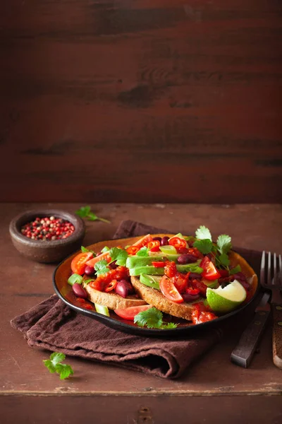 Sanduíche Feijão Abacate Mexicano Com Cebolinha Tomate — Fotografia de Stock