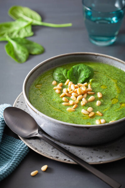 зеленый сливочный шпинат цветной капусты суп на сером фоне
