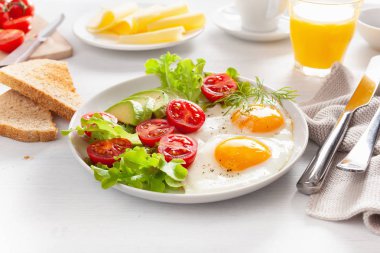 Sahanda yumurta, avokado, domates, tost ve kahve ile sağlıklı kahvaltı