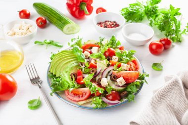 beyaz peynir, zeytin, salatalık, soğan, marul ile Yunan Biberi avokado domates salatası