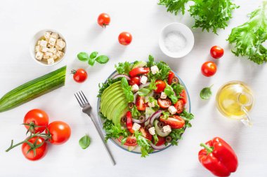 beyaz peynir, zeytin, salatalık, soğan, marul ile Yunan Biberi avokado domates salatası