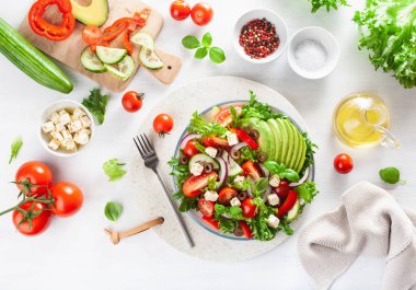 beyaz peynir, zeytin, salatalık, soğan, marul ile Yunan Biberi avokado domates salatası