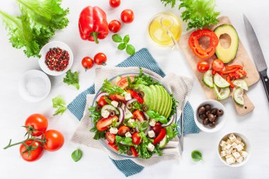 beyaz peynir, zeytin, salatalık, soğan, marul ile Yunan Biberi avokado domates salatası