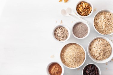 Variaty ham hububat ve fındık kahvaltı için. Yulaf ezmesi gevreği ve çelik kesim, arpa, ceviz, chia, Kuru üzüm. Sağlıklı malzemelerle