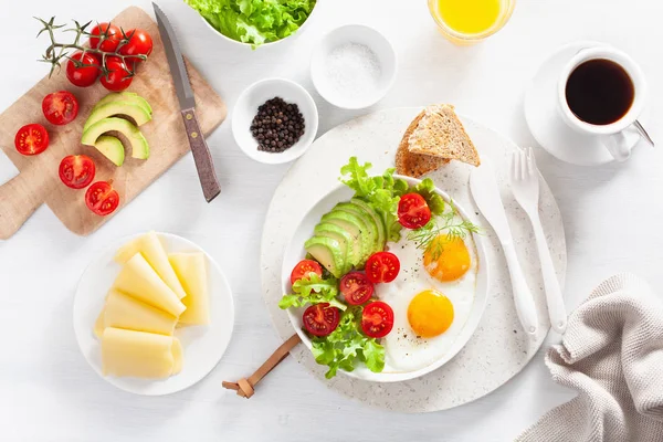 Здоровый Завтрак Лежал Жареные Яйца Авокадо Помидоры Тосты Кофе — стоковое фото