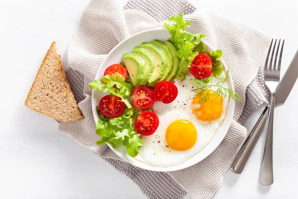 Здоровый Завтрак Лежал Жареные Яйца Авокадо Помидоры Тосты — стоковое фото