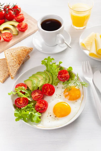 Mic Dejun Sănătos Ouă Prăjite Avocado Roșii Pâine Prăjită Cafea — Fotografie, imagine de stoc