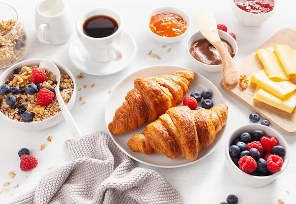 Petit Déjeuner Sain Avec Granola Baies Noix Croissant Confiture Tartinade — Photo