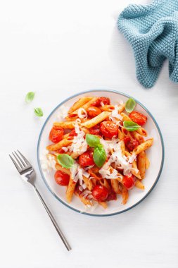 İtalyan penne makarna domates parmesan fesleğen ile