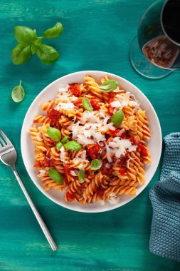 sağlıklı Düdük makarna domates ile parmesan fesleğen sosu