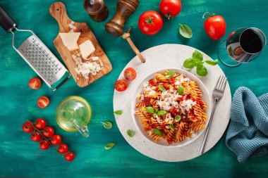 sağlıklı Düdük makarna domates ile parmesan fesleğen sosu