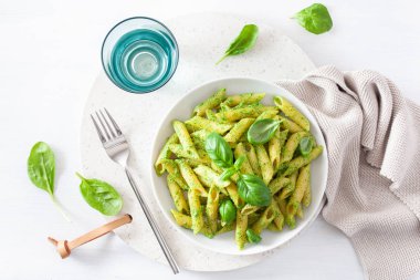 Ispanak fesleğen pesto soslu penne makarna