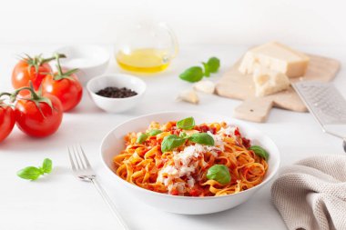 tagliatelle makarna domates ile parmesan fesleğen sosu