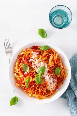 tagliatelle makarna domates ile parmesan fesleğen sosu