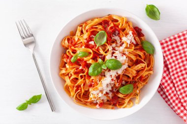 tagliatelle makarna domates ile parmesan fesleğen sosu