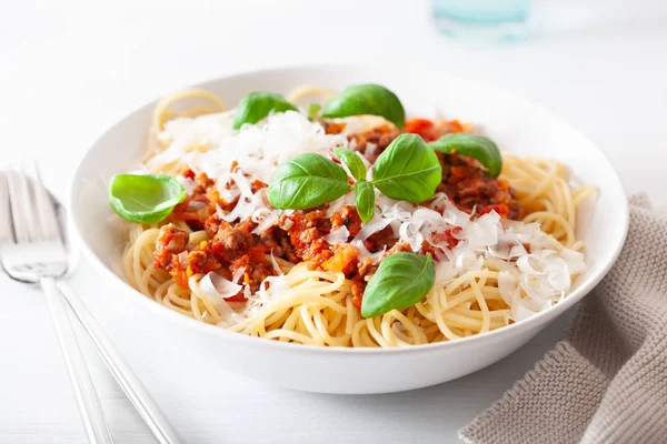 Spaghetti Bolognese Met Basilicum Parmezaanse Kaas Italiaanse Pasta — Stockfoto