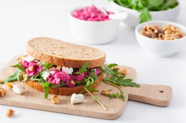 Pancar ve beyaz peynirli sandviç ceviz ve roket