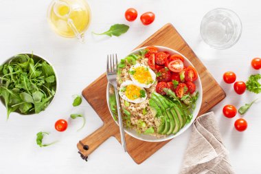 haşlanmış yumurta, avokado, domates, roka ile Quinoa. sağlıklı kahvaltı