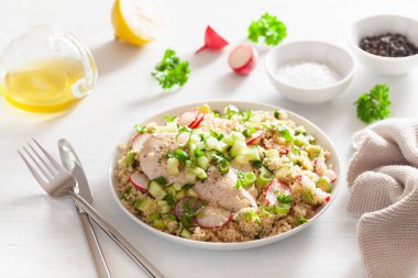 kuskus, salatalık, avokado, soğan, turp ile tavuk göğsü. sağlıklı yemek