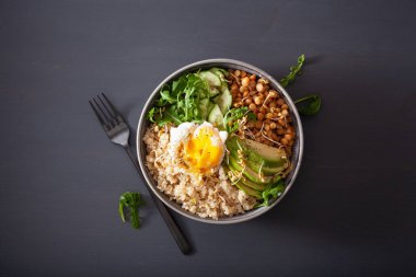 yumurta, avokado, salatalık, mercimek ile Quinoa kase. Sağlıklı vejetaryen yemek