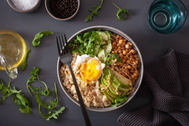 yumurta, avokado, salatalık, mercimek ile Quinoa kase. Sağlıklı vejetaryen yemek