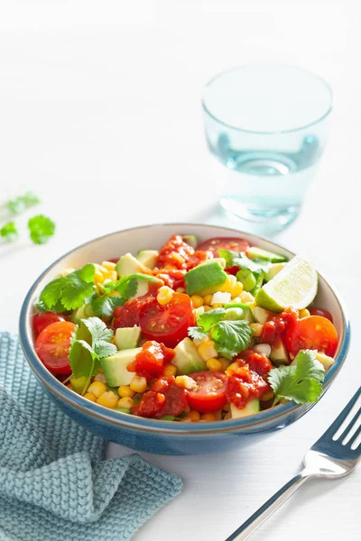 Salada Tomate Saudável Vegan Abacate Sweetcorn — Fotografia de Stock
