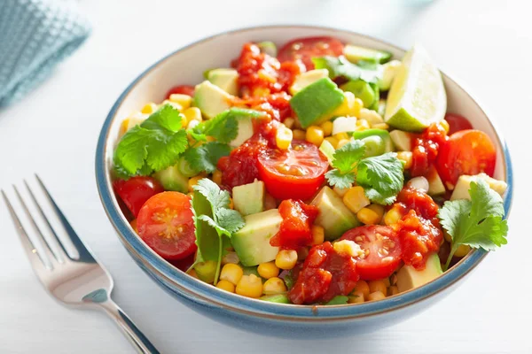 健康的素食主义者鳄梨甜玉米番茄沙拉 — 图库照片