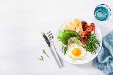sağlıklı keto Kahvaltı: yumurta, avokado, peynir, pastırma