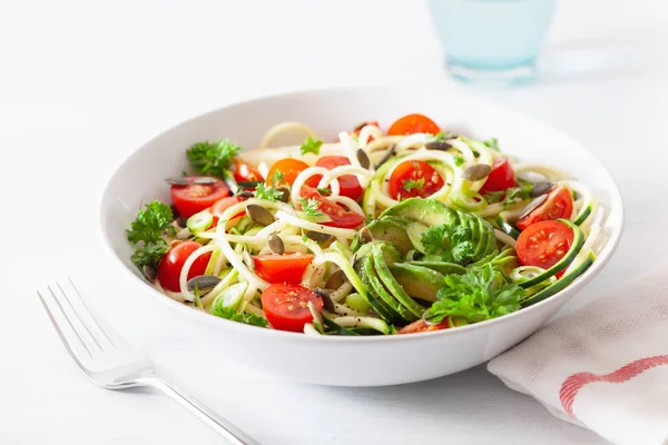 Veganer ketogener spiralförmiger Zucchini-Salat mit Avocado-Tomate — Stockfoto