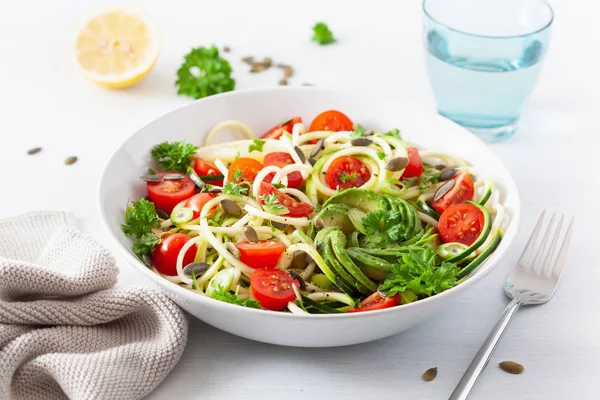 Vegan Κετογενική spiralized κολοκύθι σαλάτα με αβοκάντο, ντομάτα, p — Φωτογραφία Αρχείου