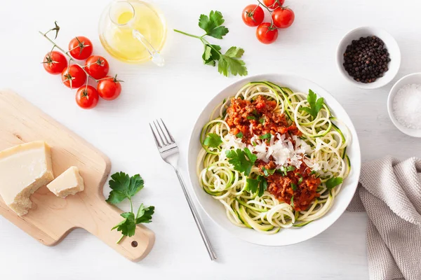 Keto paleo zoodles bolognese: zucchini noodles with meat sauce a — Stock Photo, Image